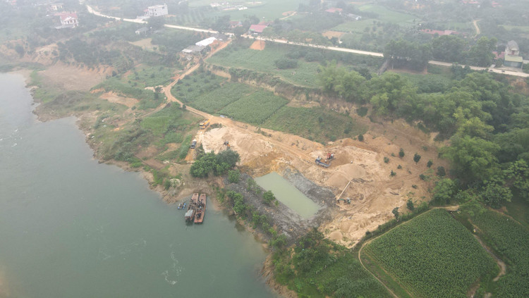 Cải tạo, nạo vét, tận thu khoáng sản bên hữu ngạn sông Chảy đoạn qua xã Hùng Xuyên (Đoan Hùng - Phú Thọ). Ảnh Vĩnh Phú.