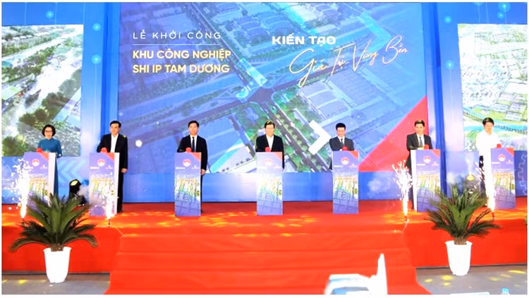 Các đại biểu ấn nút khởi động dự án KCN Tam Dương 1 - Khu vực 2.