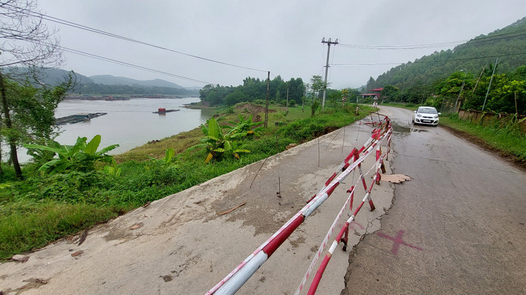 Bờ và đê hữu Lô đoạn qua xã Hùng Long (Đoan Hùng - Phú Thọ) sạt lở nghiêm trọng hồi tháng 9/2022. Ảnh: Vĩnh Phú.