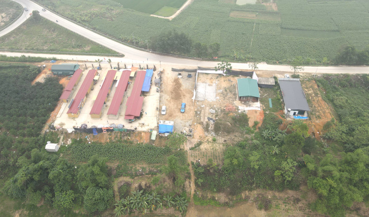 Các công trình xây dựng trên hành lang đê điều, không gian thoát lũ thuộc đê tả Lô, xã Hợp Nhất (Đoan Hùng - Phú Thọ). Ảnh: Vĩnh Phú.