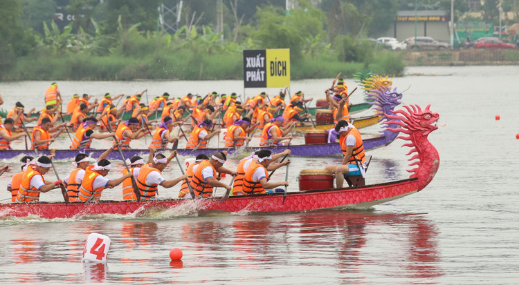 Trận chung kết Bơi chải năm 2023 mãn nhãn với phần đua tranh của 4 đội Bạch Hạc, Đoan Hùng, Cẩm Khê và Tam Nông.