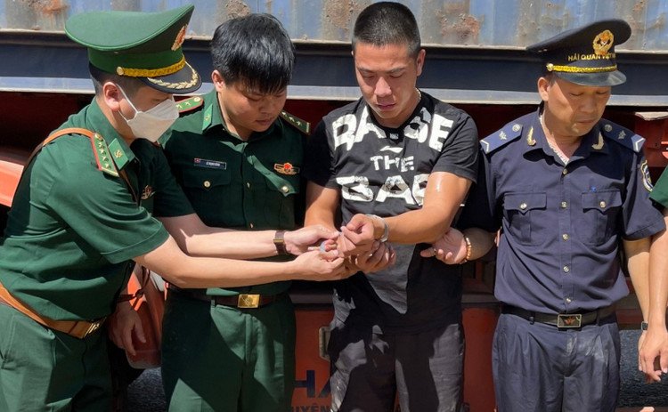 Đối tượng Phan Văn Tiến cùng tang vật bị bắt giữ.