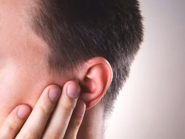 Xoa bóp hai tai mỗi ngày mang lại lợi ích to lớn cho nam giới. - Ảnh minh hoạ.