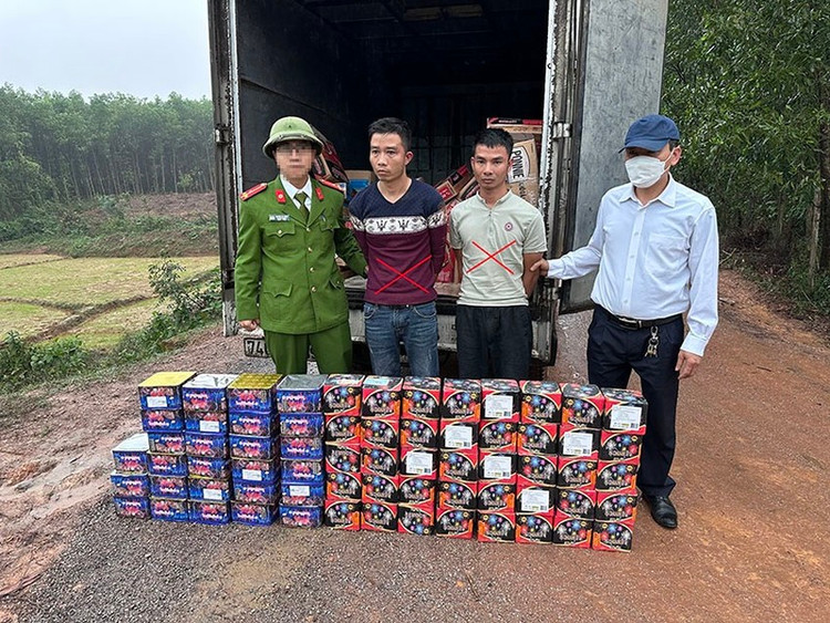 Hai đối tượng cùng tang vật bị lực lượng chức năng bắt giữ.