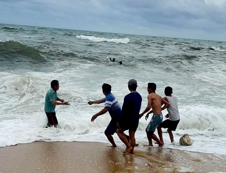 Người dân đang cứu hộ 3 ngư dân gặp nạn trên biển.