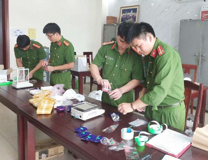 Lực lượng chức năng tiến hành giám định, kiểm tra tang vật.