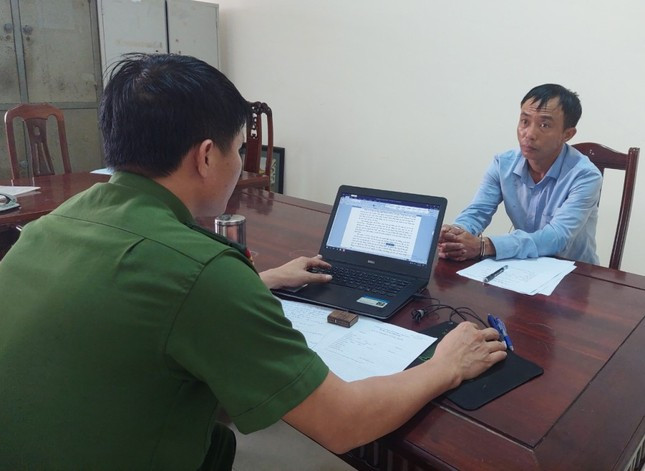 Đối tượng Vũ Văn Đảng đang làm việc với cơ quan điều tra.