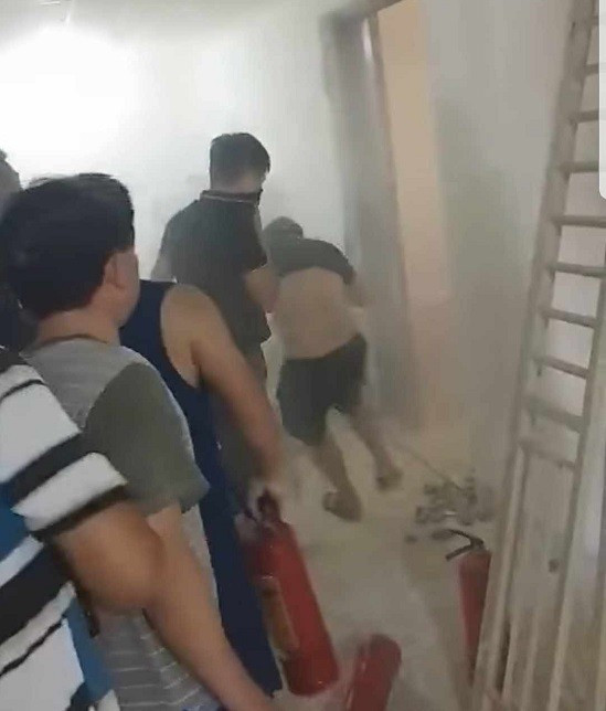 Phát hiện cháy, người dân đã phá cửa dập lửa.