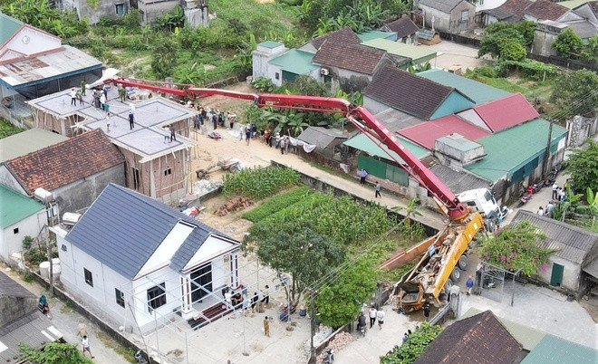 Xe bơm bê tông bị nghiêng khiến một người tử vong.