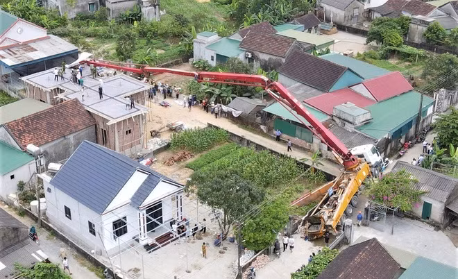 Xe bơm bê tông bị nghiêng khiến một người tử vong.