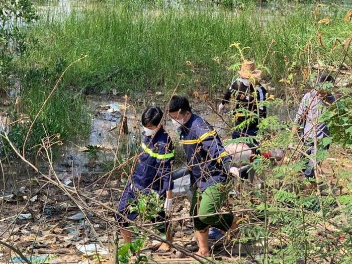 Thi thể nạn nhân được lực lượng cứu hộ đưa lên bờ. Thi thể nạn nhân được lực lượng cứu hộ đưa lên bờ.