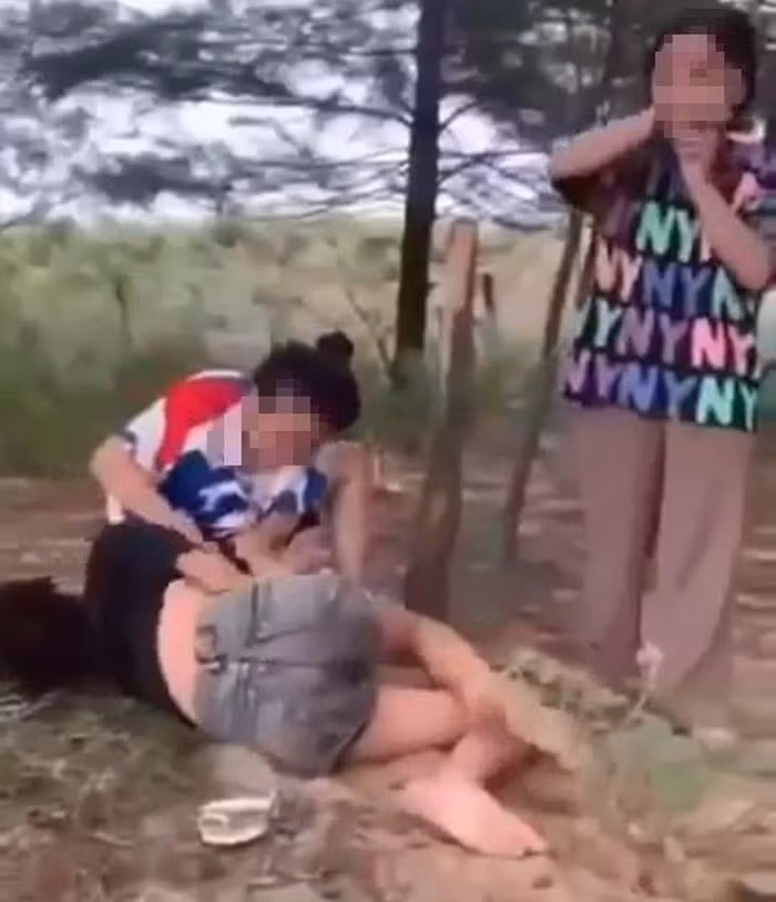 Em Y. N. bị nhóm bạn hành hung, đánh đập dã man. Em Y. N. bị nhóm bạn hành hung, đánh đập dã man.