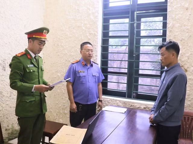 Cơ quan CSĐT đọc lệnh khởi tố Trần Văn Năng.