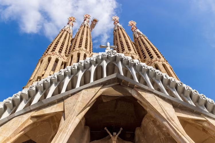 Chiem nguong nha tho ky vi nhat the gioi, xay 140 nam chua xong-Hinh-7