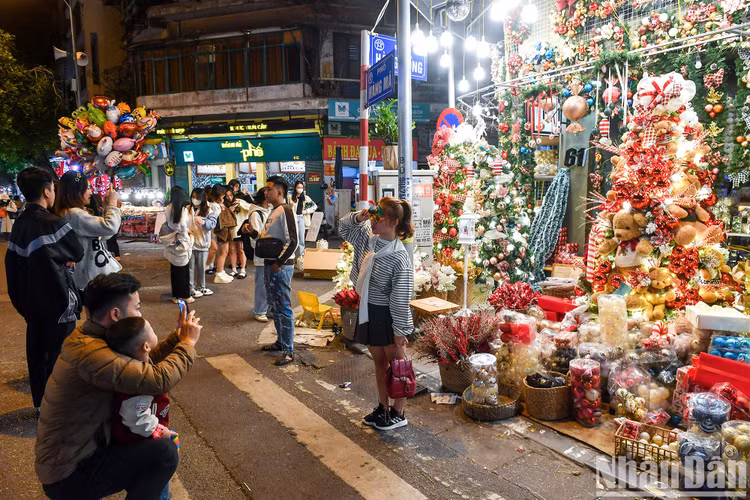 Sac mau Giang sinh tran ngap pho phuong Ha Noi-Hinh-4