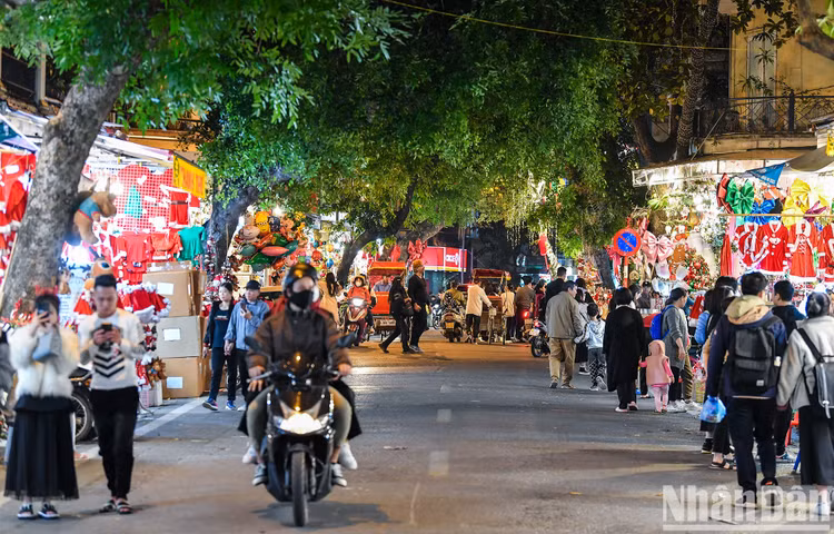 Sac mau Giang sinh tran ngap pho phuong Ha Noi
