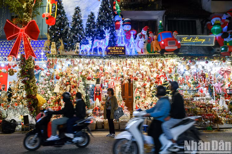 Sac mau Giang sinh tran ngap pho phuong Ha Noi-Hinh-2