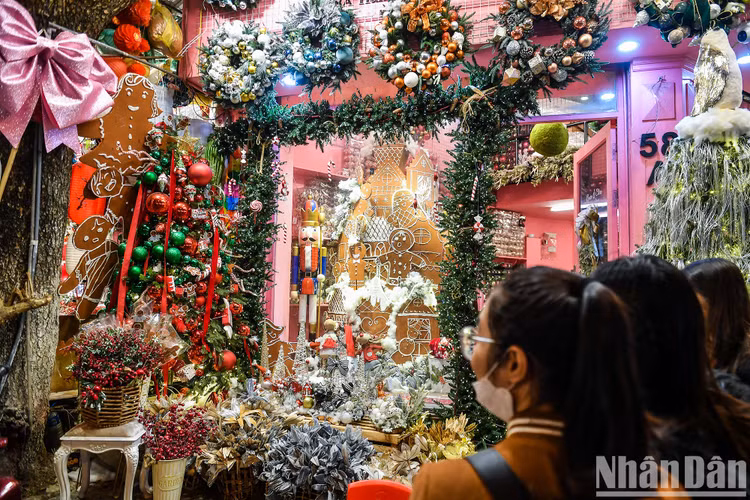 Sac mau Giang sinh tran ngap pho phuong Ha Noi-Hinh-3