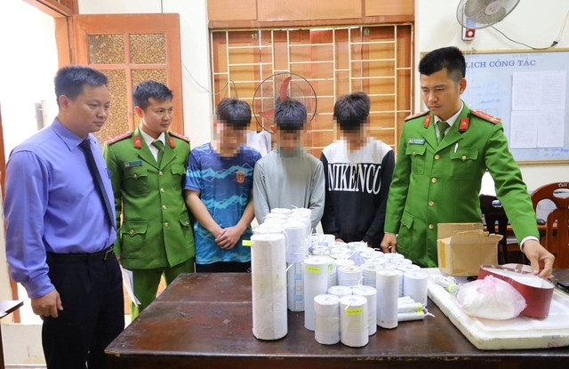 Nhóm học sinh xem cách dạy làm pháo nổ qua Youtube, rồi lên mạng mua nguyên liệu về tự chế thành quả pháo nổ, mục đích là để sử dụng vào dịp tết.