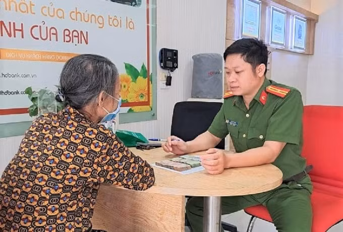 Công an xã Mai Phụ, Lộc Hà kịp thời giúp bà N.T.T (73 tuổi, ngụ tại thôn Hợp Tiến, xã Mai Phụ) dừng chuyển tiền cho đối tượng lừa đảo.