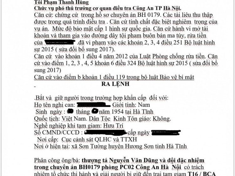 Các đối tượng làm giả giấy tờ để lừa đảo người dân.