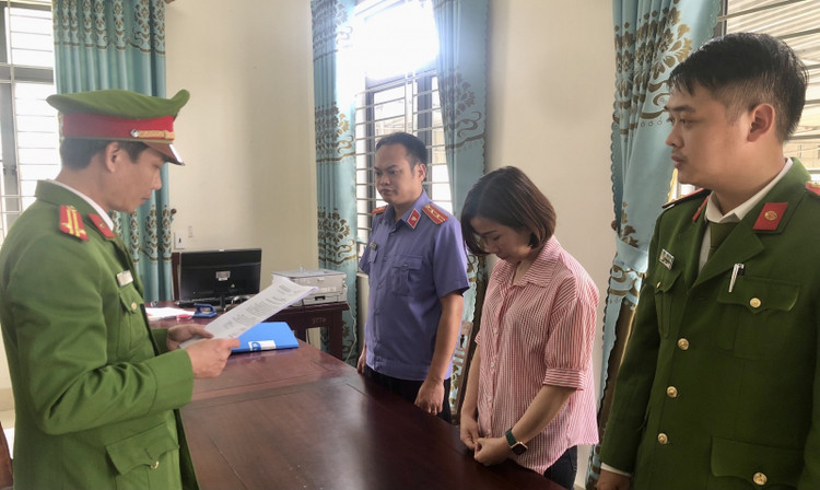 Cơ quan CSĐT đọc lệnh khởi tố Hồ Thị Phượng.