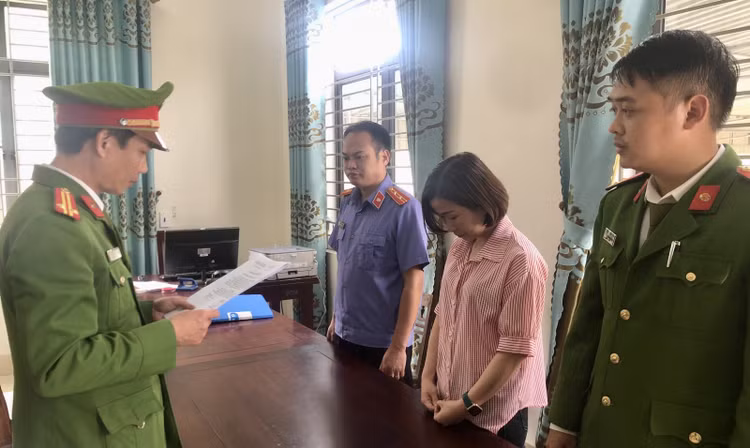 Cơ quan CSĐT đọc lệnh khởi tố Hồ Thị Phượng.