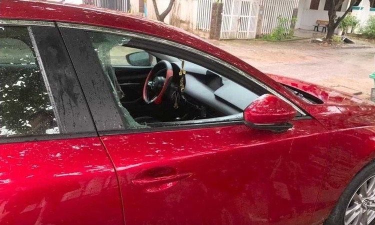 Các đối tượng dùng ná cao su bắn bi gây vỡ kính ô tô, sau đó cạy phá tìm tài sản để lấy trộm.