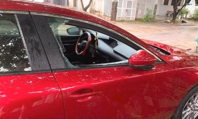 Các đối tượng dùng ná cao su bắn bi gây vỡ kính ô tô, sau đó cạy phá tìm tài sản để lấy trộm.