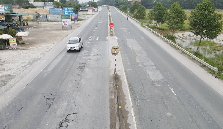 Quốc lộ 1A tuyến tránh TP Vinh và TP Hà Tĩnh bị hư hỏng, xuống cấp nghiêm trọng...