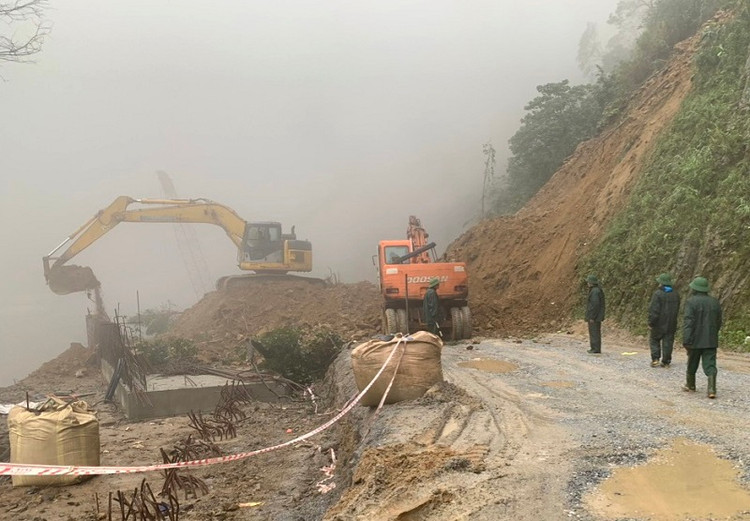 Lực lượng chức năng đã huy động 4 máy xúc cỡ lớn để dời dọn đất đá sạt lở...