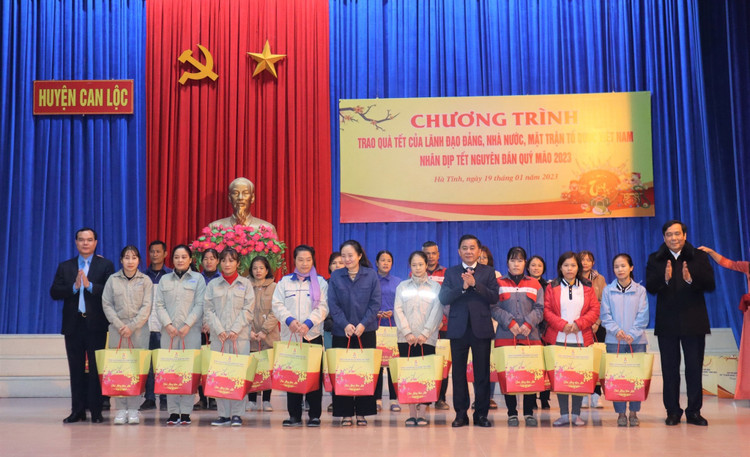 Đồng chí Trần Cẩm Tú tặng quà cho công nhân, người lao động có hoàn cảnh khó khăn.