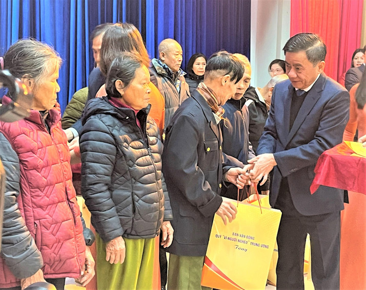 Đồng chí Trần Cẩm Tú - Uỷ viên Bộ Chính trị, Bí thư Trung ương Đảng, Chủ nhiệm Uỷ ban Kiểm tra Trung ương trao quà tết cho các gia đình chính sách tại huyện Can Lộc.