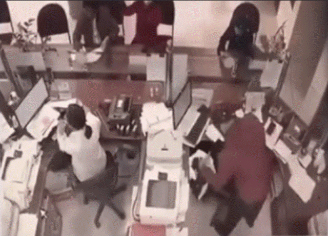 Đối tượng Nguyễn Tuấn Anh xông vào phòng giao dịch khống chế một nữ nhân viên.