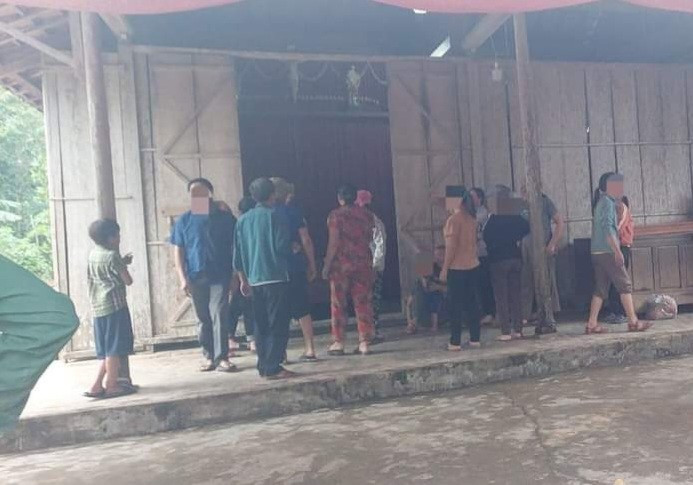 Chính quyền địa phương cùng người dân đang hỗ trợ gia đình lo hậu sự cho nạn nhân.