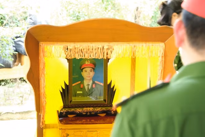 Thượng úy Trần Trung Hiếu hy sinh để lại niềm tiếc thương vô hạn đối với gia đình, người thân, đồng chí, đồng đội và người dân.