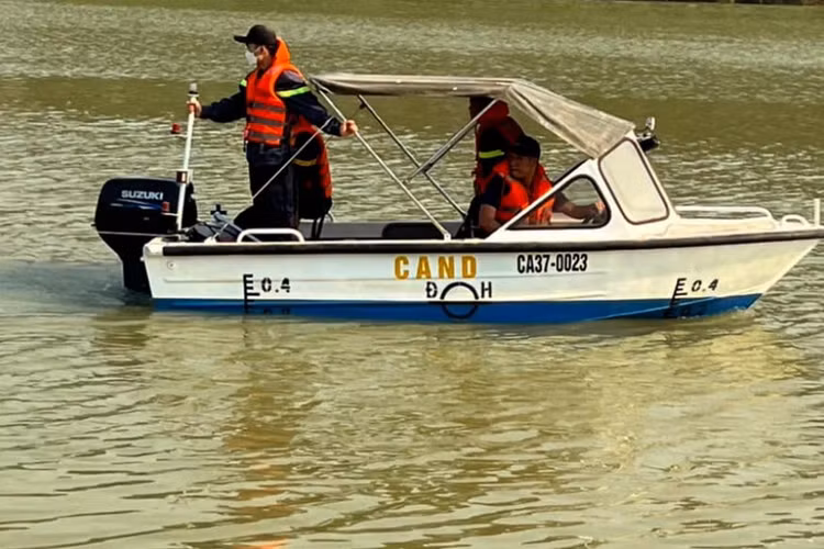 Lực lượng chức năng triển khai tìm kiếm thi thể chị T.