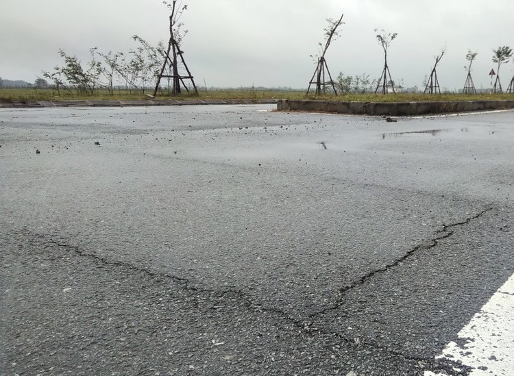 Mặt đường bị sụt lún, gãy ngang…