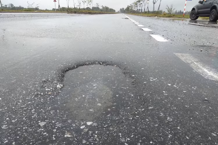Ổ gà xuất hiện trên tuyến đường 120 tỷ.