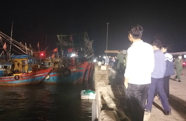 Thi thể nạn nhân được tàu cá của ngư dân đưa vào bờ.