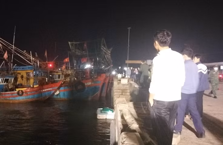 Thi thể nạn nhân được tàu cá của ngư dân đưa vào bờ.