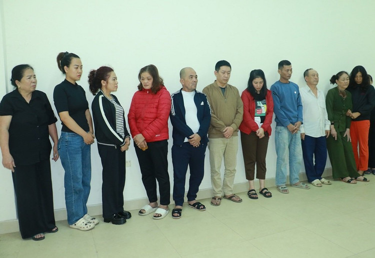 Các đối tượng trong đường dây đánh bạc bị lực lượng chức năng bắt giữ.