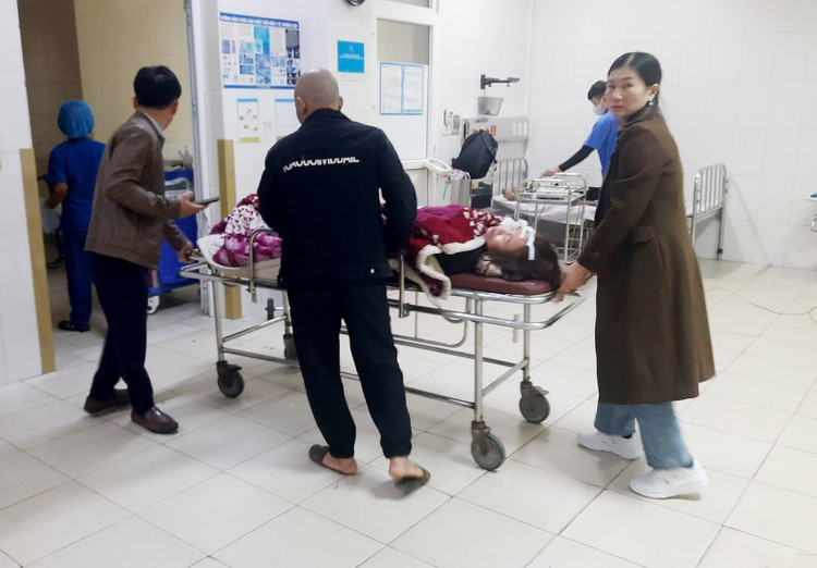 Các nạn nhân được chuyển ra Bệnh viện Đa khoa Hà Tĩnh để tiếp tục theo dõi, chữa trị.