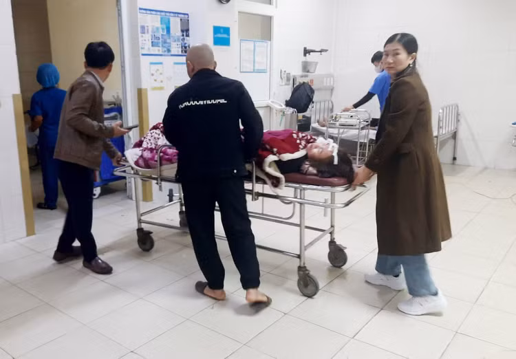 Các nạn nhân được chuyển ra Bệnh viện Đa khoa Hà Tĩnh để tiếp tục theo dõi, chữa trị.