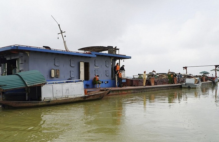 Lực lượng chức năng tỉnh Nghệ An bắt giữ một tàu khai thác cát trái phép trên sông Lam.