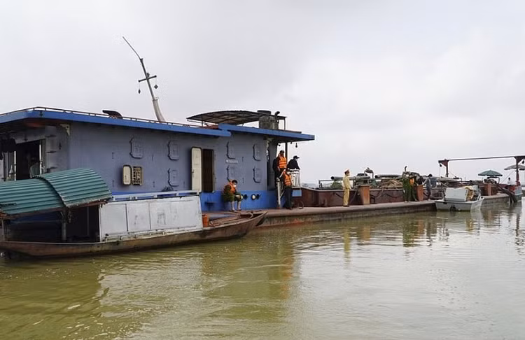 Lực lượng chức năng tỉnh Nghệ An bắt giữ một tàu khai thác cát trái phép trên sông Lam.