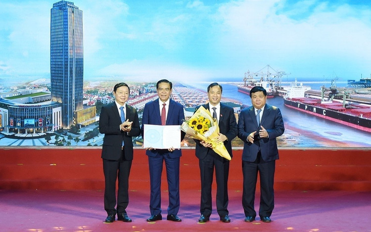 Phó Thủ tướng Chính phủ Trần Hồng Hà và Bộ trưởng Bộ KH&amp;ĐT Nguyễn Chí Dũng trao Quyết định số 1363/QĐ-TTg của Thủ tướng Chính phủ, phê duyệt Quy hoạch tỉnh Hà Tĩnh thời kỳ 2021-2030, tầm nhìn đến năm 2050.