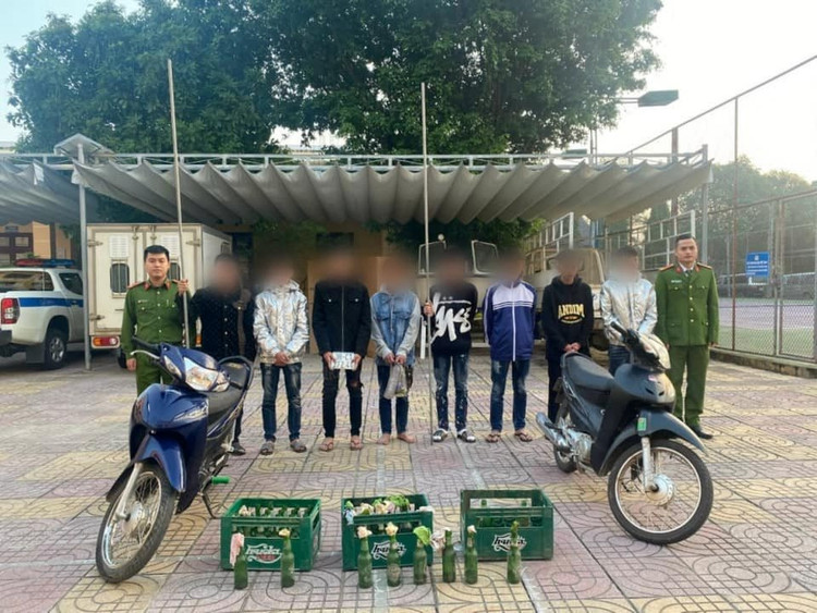 Các đối tượng cùng tang vật tại Cơ quan CSĐT.