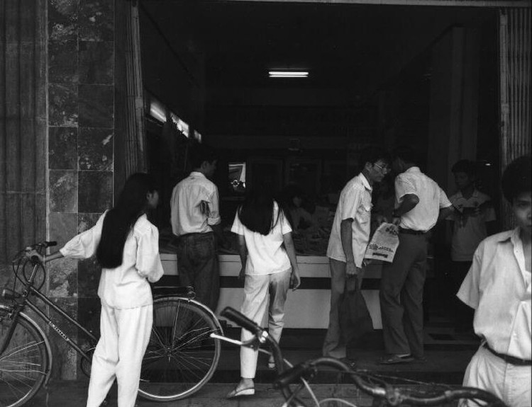 Ngam loat anh cuc sinh dong ve suoc song o Ha Noi nam 1992-Hinh-4