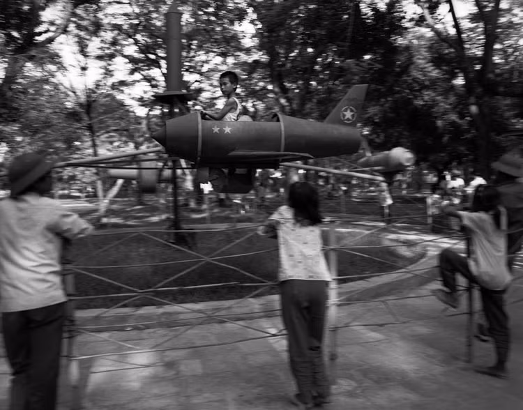 Ngam loat anh cuc sinh dong ve suoc song o Ha Noi nam 1992-Hinh-6